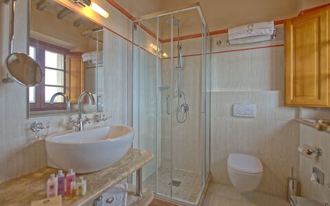 Villa Le Buche: Miroir, Luminaire Plomberie, Évier, Propriété, Robinet, Salle De Bains, Bâtiment, Violet, Design Intérieur