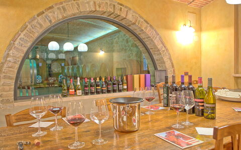 Villa Le Buche: Table, Drinkware, Bouteille, Vaisselle, Meubles, Verres À Pied, Du Vin, Bar, Bouteille En Verre