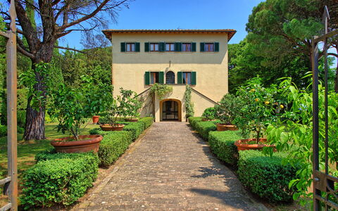 Villa Sorbaiano: Plante, Bâtiment, Ciel, Fleur, Fenêtre, Arbre, Porte, Maison, Architecture, Lot Terre