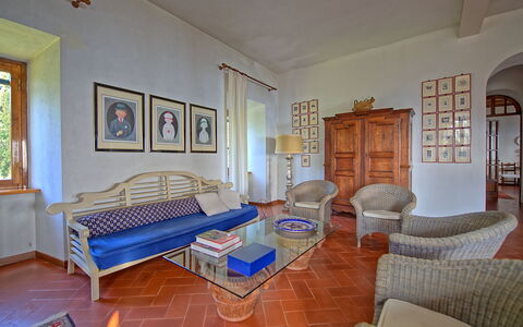 Villa Sorbaiano: Cadre, Propriété, Meubles, Bâtiment, Canapé, Bois, Confort, Table, Salon, Design Intérieur