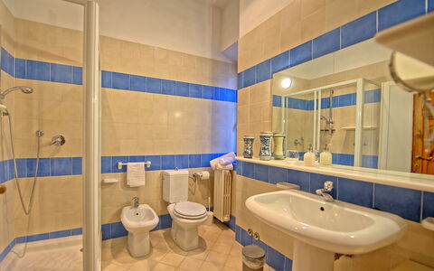 Villa Sorbaiano: Miroir, Luminaire Plomberie, Robinet, Évier, Lavabo, Salle De Bains, Violet, Design Intérieur, Architecture, Bâtiment