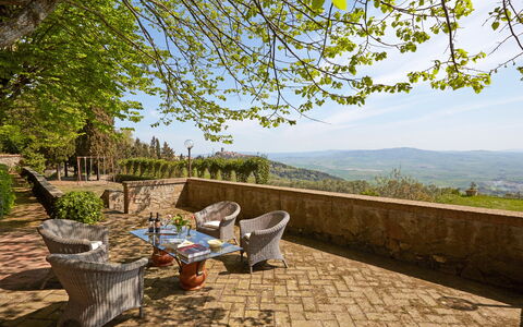 Villa Sorbaiano: Ciel, Plante, Propriété, La Nature, Pot De Fleur, Chaise, Bâtiment, Bois, Mobilier De Jardin, Arbre