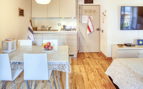 Studio Fede - Levanto: Table, Propriété, Meubles, Cadre, Bois, Design Intérieur, Orange, Chaise, Sol, Immobilier