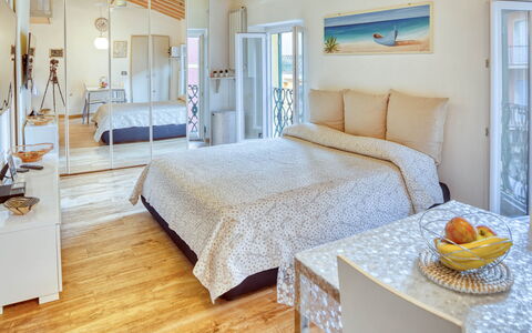 Studio Fede - Levanto: Meubles, Propriété, Confort, Bâtiment, Fenêtre, Bleu, Bleu Azur, Bois, Cadre De Lit, Oreiller