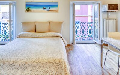 Studio Fede - Levanto: Meubles, Bleu, Bâtiment, Confort, Fenêtre, Bleu Azur, Bois, Textile, Cadre De Lit, Sol