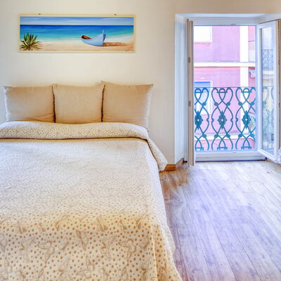 Studio Fede - Levanto: Meubles, Bleu, Bâtiment, Confort, Fenêtre, Bleu Azur, Bois, Textile, Cadre De Lit, Sol