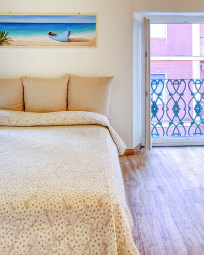 Studio Fede - Levanto: Meubles, Bleu, Bâtiment, Confort, Fenêtre, Bleu Azur, Bois, Textile, Cadre De Lit, Sol