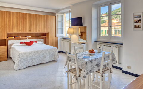 Studio Paola - Levanto: Meubles, Propriété, Table, Fenêtre, Cabinetry, Bois, Design Intérieur, Confort, Sol, Sol