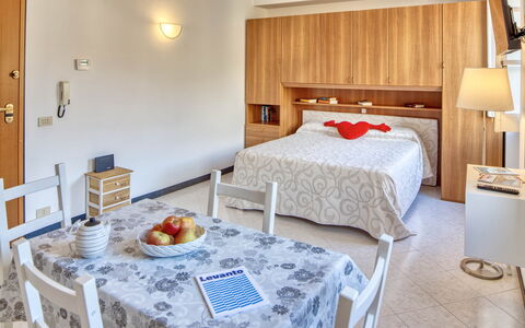 Studio Paola - Levanto: Table, Propriété, Meubles, Confort, Cabinetry, Bâtiment, Bois, Textile, Design Intérieur, Éclairage