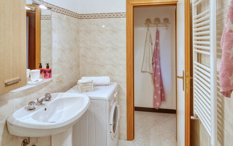 Studio Paola - Levanto: Miroir, Robinet, Évier, Lavabo, Luminaire Plomberie, Propriété, Salle De Bains, Bois, Design Intérieur, Bâtiment