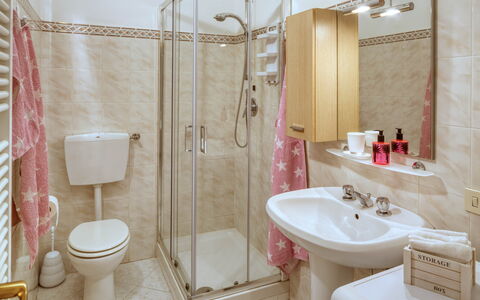 Studio Paola - Levanto: Marron, Miroir, Robinet, Luminaire Plomberie, Lavabo, Évier, Propriété, Photographier, Blanc, Bâtiment