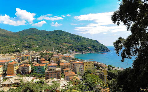 Studio Paola - Levanto: Nuage, Ciel, L'Eau, Montagne, Plante, Bâtiment, Bleu Azur, Paysage Naturel, Arbre, Végétation