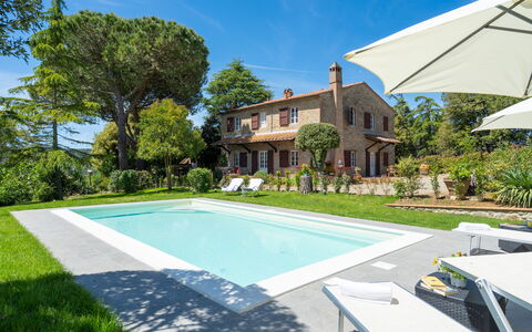 Villa Luana: Plante, Ciel, L'Eau, Bâtiment, Jour, Propriété, Piscine, Arbre, Ombre, Fenêtre