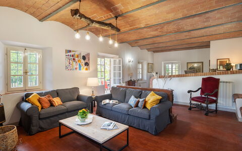 Villa Luana: Canapé, Meubles, Table, Propriété, Cadre, Fenêtre, Canapé-Lit, Sol, Bois, Salon