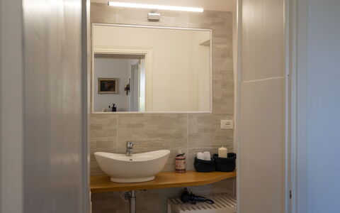 Villa Luana: Miroir, Évier, Robinet, Propriété, Lavabo, Salle De Bains, Luminaire Plomberie, Design Intérieur, Bois