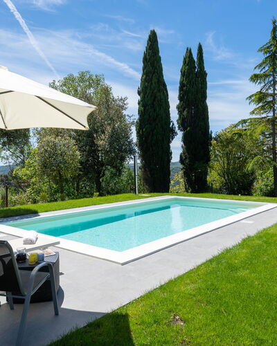 Villa Luana: Nuage, Ciel, Plante, Piscine, L'Eau, Ombre, Lot Terre, Parapluie, Arbre, Bâtiment