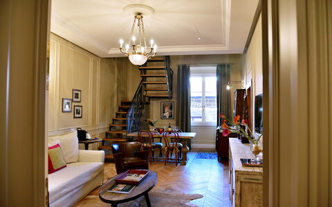 Appartamenti Troise: Table, Propriété, Meubles, Canapé, Cadre, Bâtiment, Design Intérieur, Bois, Éclairage, Lampe