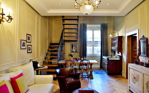 Appartamenti Troise: Cadre, Meubles, Propriété, Table, Canapé, Éclairage, Bois, Design Intérieur, Jaune, Cabinetry