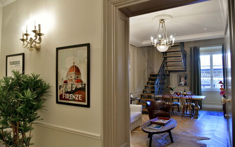 Appartamenti Troise: Cadre, Propriété, Plante, Table, Design Intérieur, Canapé, Bois, Bâtiment, Mur, Fenêtre