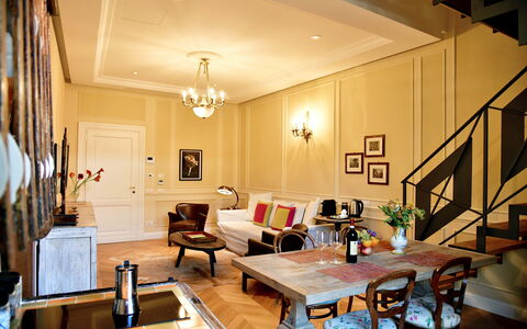 Appartamenti Troise: Table, Meubles, Propriété, Cadre, Canapé, Bois, Design Intérieur, Éclairage, Salon, Chaise