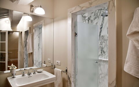 Appartamenti Troise: Miroir, Robinet, Évier, Propriété, Luminaire Plomberie, Lavabo, Salle De Bains, Design Intérieur, Sol, Mur