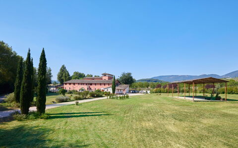 Agriturismo Il Molino Di Uncinano: Ciel, Plante, Propriété, Arbre, Paysage Naturel, Lot Terre, Maison, Herbe, Chalet, Prairie