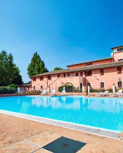 Agriturismo Il Molino Di Uncinano: L'Eau, Ciel, Plante, Propriété, Piscine, Bleu Azur, Bâtiment, Rectangle, Arbre, Architecture