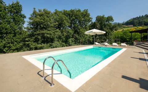 Grezzano Villa: Ciel, L'Eau, Piscine, Arbre, Plante, Ombre, Mobilier De Jardin, Rectangle, Bâtiment, Parapluie