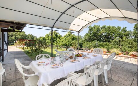 Grezzano Villa: Table, Meubles, Plante, Propriété, Chaise, Vaisselle, La Nature, Arbre, Design Intérieur, Mobilier De Jardin