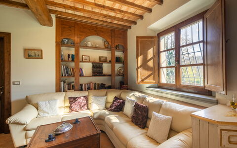 Grezzano Villa: Meubles, Canapé, Cadre, Propriété, Table, Fenêtre, Bois, Salon, Design Intérieur, Architecture