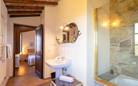 Grezzano Villa: Miroir, Évier, Propriété, Robinet, Luminaire Plomberie, Salle De Bains, Éclairage, Design Intérieur, Bois, Lavabo