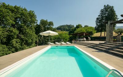 Grezzano Villa: L'Eau, Plante, Ciel, Propriété, Piscine, Arbre, Bleu Azur, Ombre, Plan D'Eau, Herbe