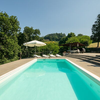 Grezzano Villa: L'Eau, Plante, Ciel, Propriété, Piscine, Arbre, Bleu Azur, Ombre, Plan D'Eau, Herbe