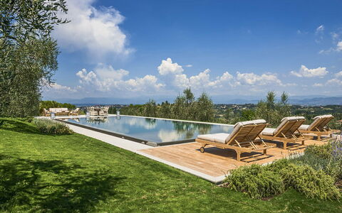 Villa Di Corazzano: Nuage, Ciel, L'Eau, Jour, Plante, Paysage Naturel, Mobilier De Jardin, Ombre, Lot Terre, Arbre