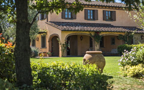Villa Di Corazzano: Plante, Bâtiment, Fenêtre, Feuille, Arbre, Porte, Maison, Végétation, Zone Résidentielle, Chalet