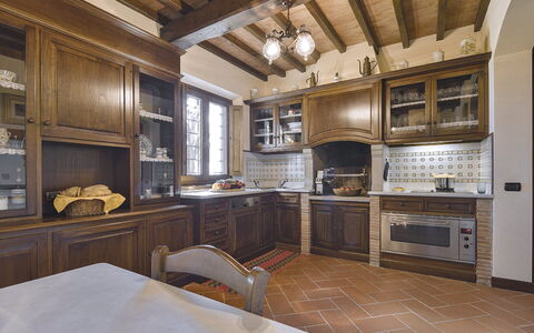 Villa Di Corazzano: Comptoir, Cabinetry, Meubles, Propriété, Appareil De Cuisine, Cuisine, Électroménager, Cuisinière, Tiroir, Bois