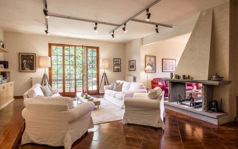 Villa Del Mugello: Cadre, Meubles, Confort, Bois, Décoration, Plante D'Appartement, Design Intérieur, Sol, Fenêtre, Salon