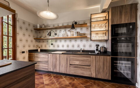 Villa Del Mugello: Cabinetry, Comptoir, Meubles, Cuisine, Tiroir, Bois, Cuisinière, Éclairage, Sol, Design Intérieur