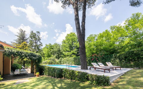 Villa Del Mugello: Nuage, Ciel, Plante, Arbre, Ombre, Paysage Naturel, Lot Terre, Mobilier De Jardin, Arbuste, Herbe