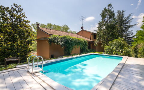 Villa Del Mugello: L'Eau, Ciel, Plante, Nuage, Propriété, Piscine, Bâtiment, Bleu Azur, Ombre, Arbre