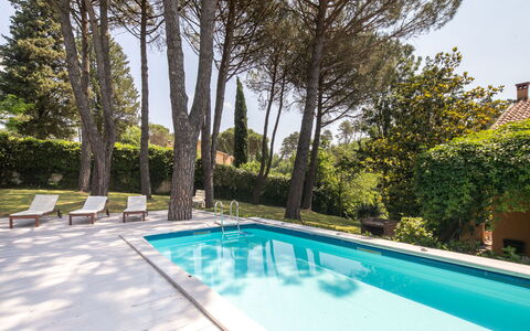 Villa Del Mugello: L'Eau, Plante, Propriété, Piscine, Bleu Azur, Arbre, Ciel, Ombre, Herbe, Plan D'Eau