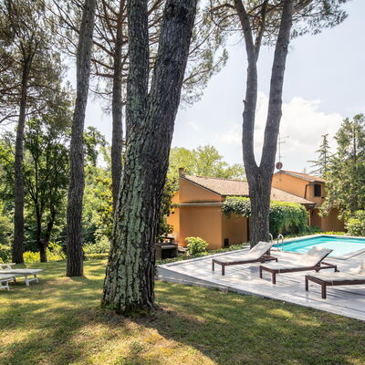 Villa Del Mugello: Plante, Bâtiment, Propriété, Ciel, Ombre, Arbre, Maison, Lot Terre, Nuage, Piscine