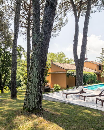 Villa Del Mugello: Plante, Bâtiment, Propriété, Ciel, Ombre, Arbre, Maison, Lot Terre, Nuage, Piscine