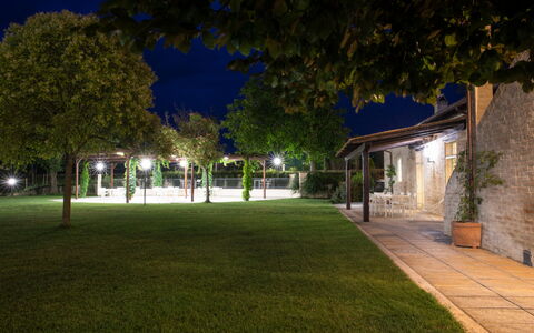 Villa Papiano: Plante, Bâtiment, La Nature, Surface De La Route, Arbre, Architecture, Ombre, Herbe, Fenêtre, Ville