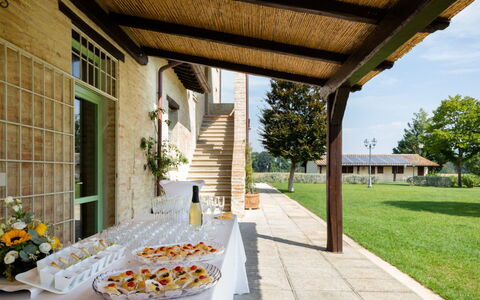 Villa Papiano: Plante, Propriété, Bâtiment, Fenêtre, Ombre, Ciel, Arbre, Pot De Fleur, Fleur, Architecture