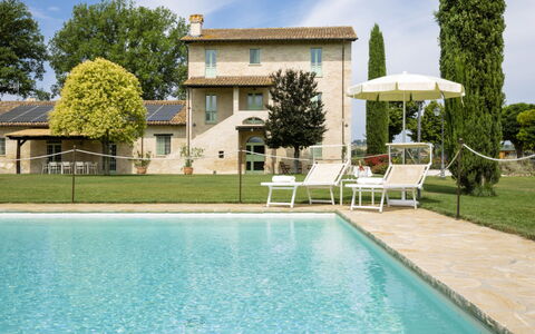 Villa Papiano: L'Eau, Plante, Nuage, Bâtiment, Ciel, Propriété, Meubles, Piscine, Arbre, Bleu Azur