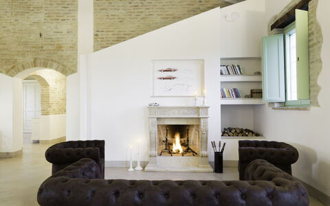 Villa Papiano: Propriété, Canapé, Design Intérieur, Architecture, Bois, Foyer, Sol, Salon, Sol, Mur