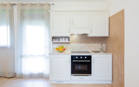 Villa Papiano: Cabinetry, Comptoir, Propriété, Bâtiment, Cuisinière, Cuisine, Bois, Fenêtre, Appareil De Cuisine, Électroménager