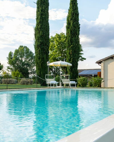 Villa Papiano: L'Eau, Nuage, Ciel, Plante, Piscine, Arbre, Bâtiment, Loisir, Herbe, Immobilier