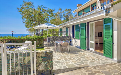 Marlà - Levanto: Ciel, Propriété, Table, Plante, Bâtiment, Bleu Azur, Ombre, Pot De Fleur, Porte, Chaise